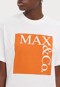 MAX&Co. TEE - T-shirts med print - orange