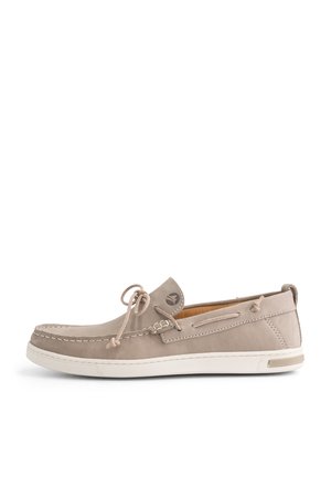 Lichtbeige lederen bootshoe met een lage profiel, ronde neus, decoratieve stiksels en veters, voorzien van een getextureerde, gewatteerde inlegzool.