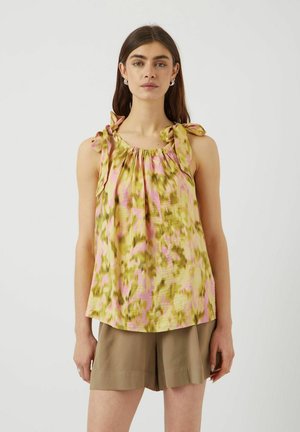 Débardeur sans manches avec un col froncé, présentant des motifs abstraits rose et vert, des bretelles réglables et une coupe décontractée.