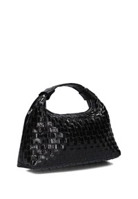 Schwarze gewebte Handtasche mit runder Form, glänzender Textur und doppelten Griffen. Verfügt über kunstvolle Webdetails und einen Reißverschlussverschluss an der Oberseite.