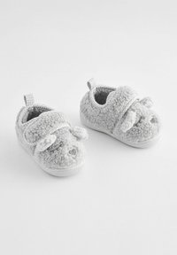 Chaussures en peluche grises pour tout-petits avec une forme ronde et douce. Présentent des accents d'oreilles, un design en cœur et une doublure en tissu à carreaux. Bande Velcro pour le maintien.