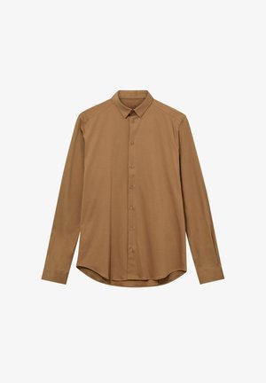 Camisa de manga larga, abotonada, de color marrón con cuello puntiagudo, puños simples y dobladillo curvado, exhibida sobre un fondo blanco.