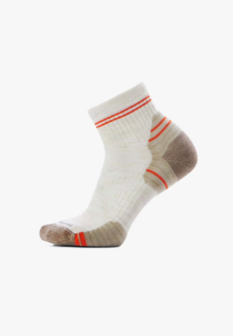 Chaussette blanche montant à la cheville avec talon et bout marron, présentant deux rayures orange sur le bord et des accents orange assortis près du bout et du talon.