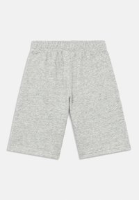 Γκρι βαμβακερά σορτς με ελαστική μέση, ίσια γραμμή και λεία υφή. Χωρίς τσέπες ή επιπλέον λεπτομέρειες. Απλός σχεδιασμός.