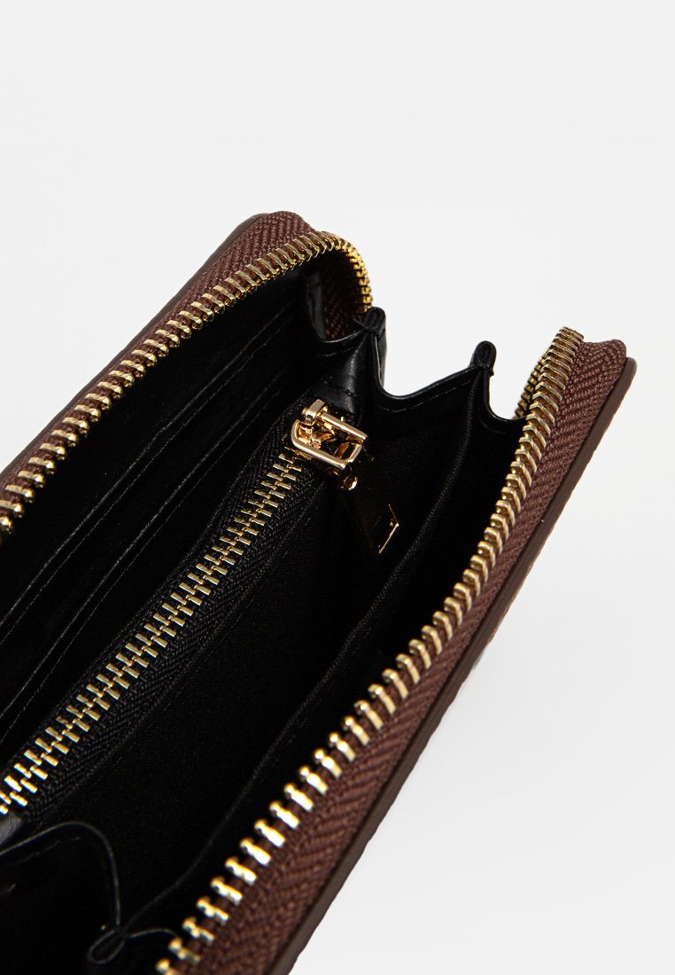 Portefeuille en cuir marron texturé avec une fermeture éclair dorée et une doublure noire, comportant de multiples compartiments pour cartes et pièces.