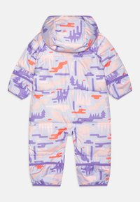 Combinaison de neige matelassée pour enfant avec capuche, présentant un motif abstrait de nature en violet, rose et orange, vue de dos.