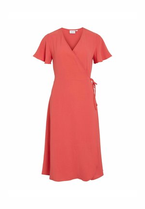 Koraļļu krāsas apvelkama kleita ar īsām plandošām piedurknēm, V-veida kakla izgriezumu un sasienamo detalizāciju viduklī. Gluda tekstūra un ceļgala garuma apmale.