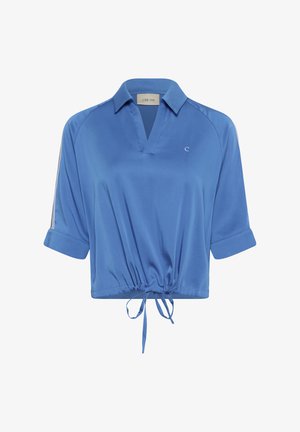 Sinine lühendatud pluus V-kaelusega, lühikeste rullitud varrukatega ja nööriga alumises servas. Kangas on peene logoga. Sile tekstuur.