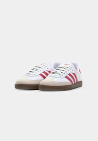 adidas Originals LIVERPOOL FC SAMBA LICENSED UNISEX - Chaussures de football en salle - footwear white/strawberry red