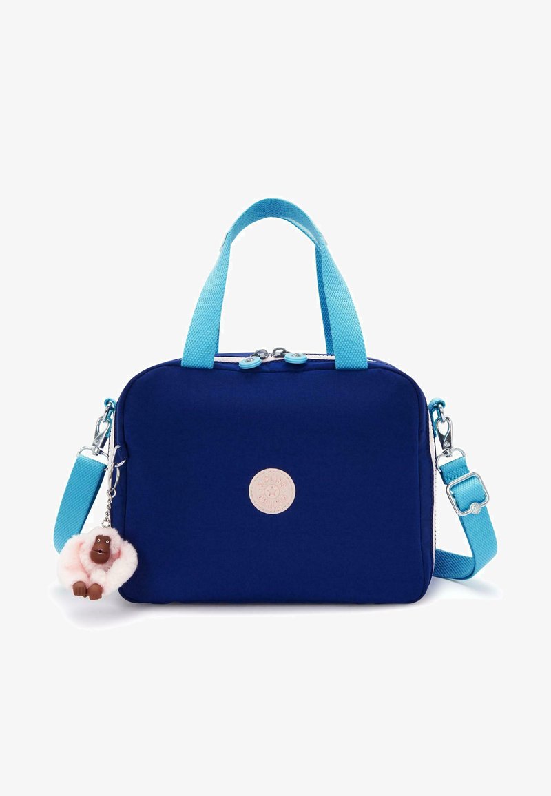 Bolso de tela azul marino con dos asas y una correa de hombro desmontable. Presenta un logo rosa y un encanto de peluche de un mono colgado de una cremallera.
