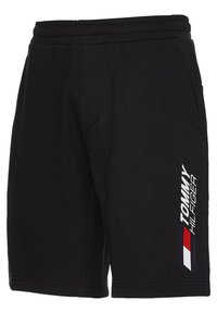 Pantaloni corti neri in cotone con vita elastica, caratterizzati da un design del logo bianco e rosso sulla gamba sinistra. Texture liscia, lunghezza fino a metà coscia.