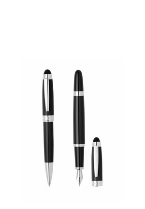 Čierno-strieborné guličkové pero a čierno-strieborné plniace pero s odpojeným vrchnákom, zobrazené na bielom pozadí.