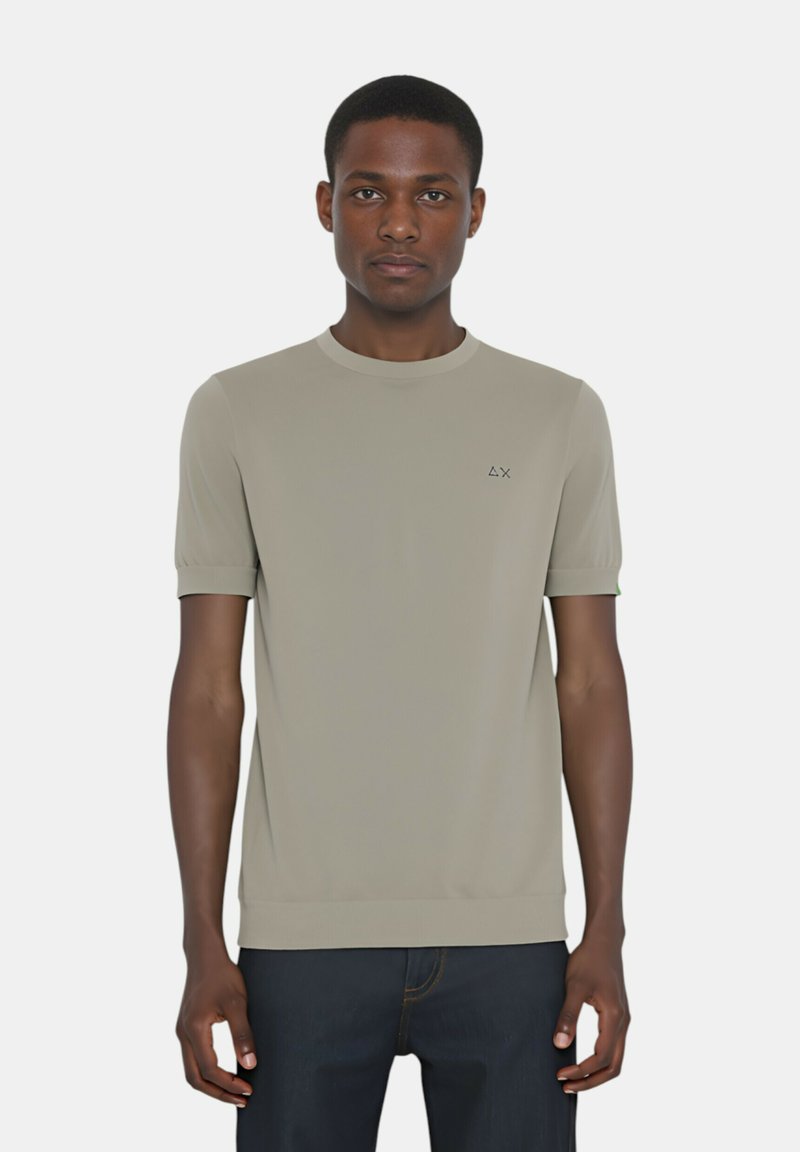 T-shirt a maniche corte di colore verde oliva chiaro realizzato in tessuto morbido, con colletto rotondo e un piccolo logo sulla parte sinistra del petto.