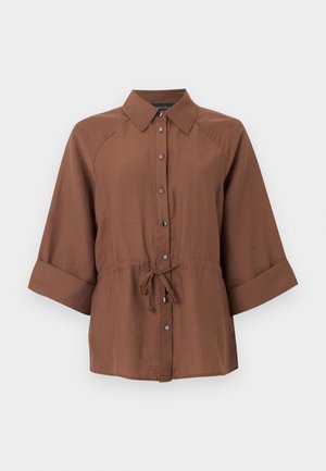 Chemise marron à boutons avec manches trois-quarts, col et taille à cordon, présentée sur un fond uni.