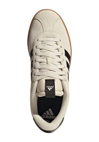 Vit Adidas-sneaker med svarta ränder, gummisula, vadderad krage och Adidas-logotyp på tungan och innersulan, sedd ovanifrån.