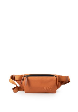 Orange Gürteltasche aus weichem, glattem Stoff. Verfügt über eine mit Reißverschluss verschließbare Fronttasche, einen verstellbaren Gurt und ein eingeprägtes Logo an der Seite.