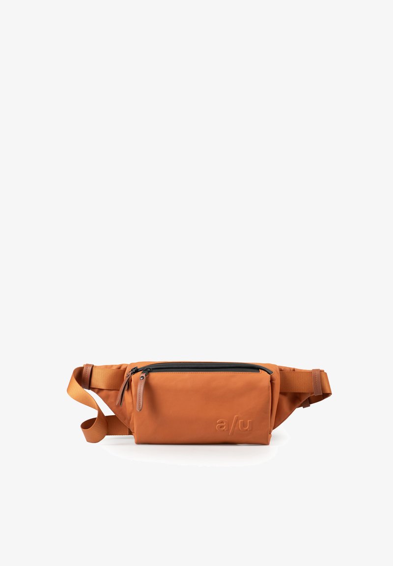 Marsupio arancione realizzato in tessuto morbido e liscio. Dotato di una tasca frontale con zip, cinturino regolabile e logo impresso di lato.