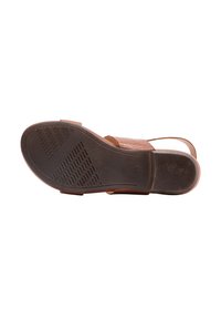 Sandal din piele maro cu talpă plată din cauciuc maro. Dispune de o curea lată peste picior și un design cu spate deschis. Talpă texturată pentru aderență.