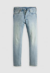 Jeans de mezclilla azul claro con cierre de botones, cinco bolsillos y corte recto Slim, colocados sobre un fondo blanco.