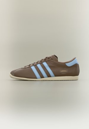 Brun Adidas Paris sneaker med lyseblå striber og hældetalje, beige sål og snørelukning, sidevisning på neutral baggrund.
