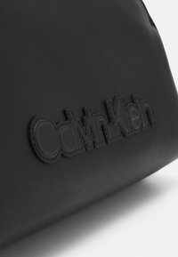 Calvin Klein CROSSBODY - Taška s příčným popruhem - black