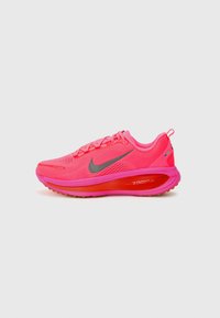 VOMERO 18 - Hardloopschoenen voor op de weg - pink/silver-coloured/crimson/hyper orange/gum light brown/hyper pink
