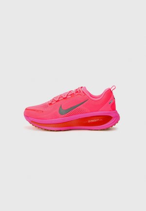 VOMERO 18 - Laufschuh Straße - pink/silver-coloured/crimson/hyper orange/gum light brown/hyper pink