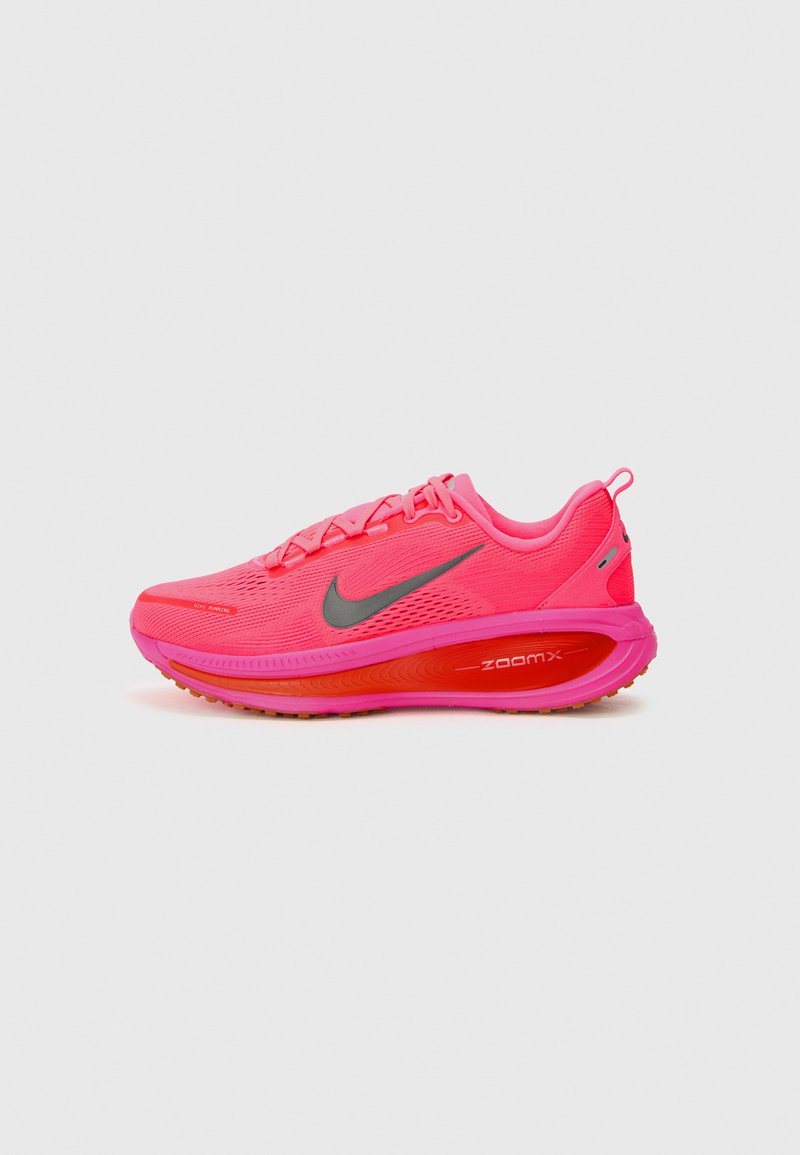Nike løpesko med en lys rosa nettingoverdel, grå logo og en polstret rosa ZoomX såle med teksturert grep.