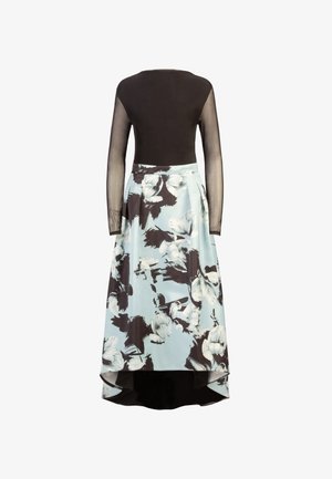 Lang jurkje met een zwart, aansluitend lijfje en semi-doorzichtige lange mouwen. De vloeiende rok is lichtblauw met een bloemenprint in zwart en wit.
