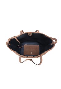 Sac en daim marron avec un intérieur spacieux. Il dispose d'une doublure texturée bleu marine et d'une petite pochette marron pour l'organisation.