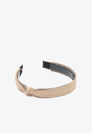 Gebreide stoffen hoofdband in beige met een gladde textuur; voorzien van een flexibele zwarte binnenvoering voor comfort en een gemakkelijke pasvorm.