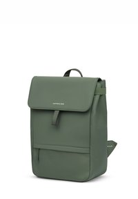 Groene rugzak met een gladde, matte afwerking, oprolklep en verstelbare schouderbanden. Heeft een voorvak en subtiele logodetail.