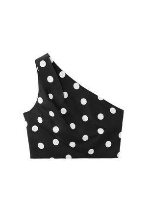 Top crop negru cu un umăr gol, cu buline albe, având o singură bretea lată pe partea stângă.