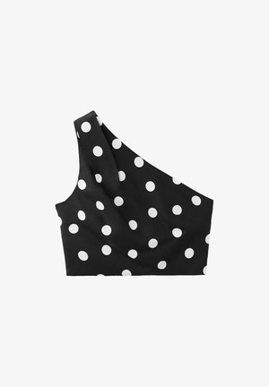 Top crop negru cu un umăr gol, cu buline albe, având o singură bretea lată pe partea stângă.