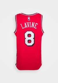 Maillot de basketball rouge avec des accents noirs et blancs. Présente "LAVINE" imprimé au-dessus du numéro "8," logo NBA au dos.