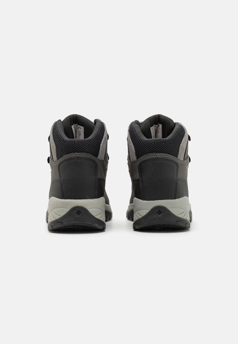 Czarne i szare buty trekkingowe o wysokim fasonie, z siateczkowymi panelami, wzmocnioną piętą oraz teksturowaną gumową podeszwą dla lepszej przyczepności.