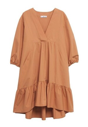 Luźna, średniej długości sukienka w kolorze rdzy z dekoltem w serek, trójkątnymi bufkami na rękawach z elastycznymi mankietami oraz falbanką u dołu.