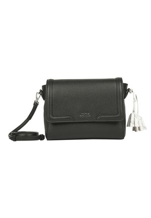 Borsa a tracolla nera in pelle con finitura testurizzata, chiusura a patta, hardware argentato e un nappo decorativo bianco. Inclusa una tracolla regolabile.
