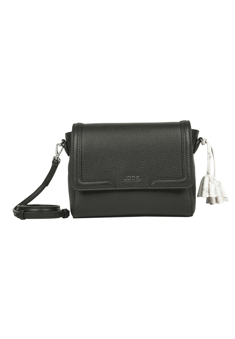 Borsa a tracolla nera in pelle con finitura testurizzata, chiusura a patta, hardware argentato e un nappo decorativo bianco. Inclusa una tracolla regolabile.