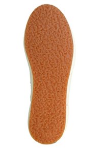 Podeszwa buta z teksturowanej pomarańczowej gumy o wzorzystym designie. Wykończona białym rantem, z logo "SUPERGA".