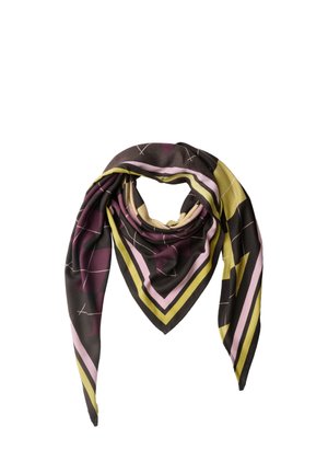 Un foulard carré drapé, sur fond sombre, orné de bandes géométriques roses et jaunes et de fines lignes blanches, sur fond blanc.
