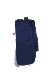 Navyfarbener Rucksack mit Rädern aus strukturiertem Stoff, Reißverschluss und bunten Akzenten. Verfügt über eine Seitentasche und strapazierfähige Räder für einen einfachen Transport.