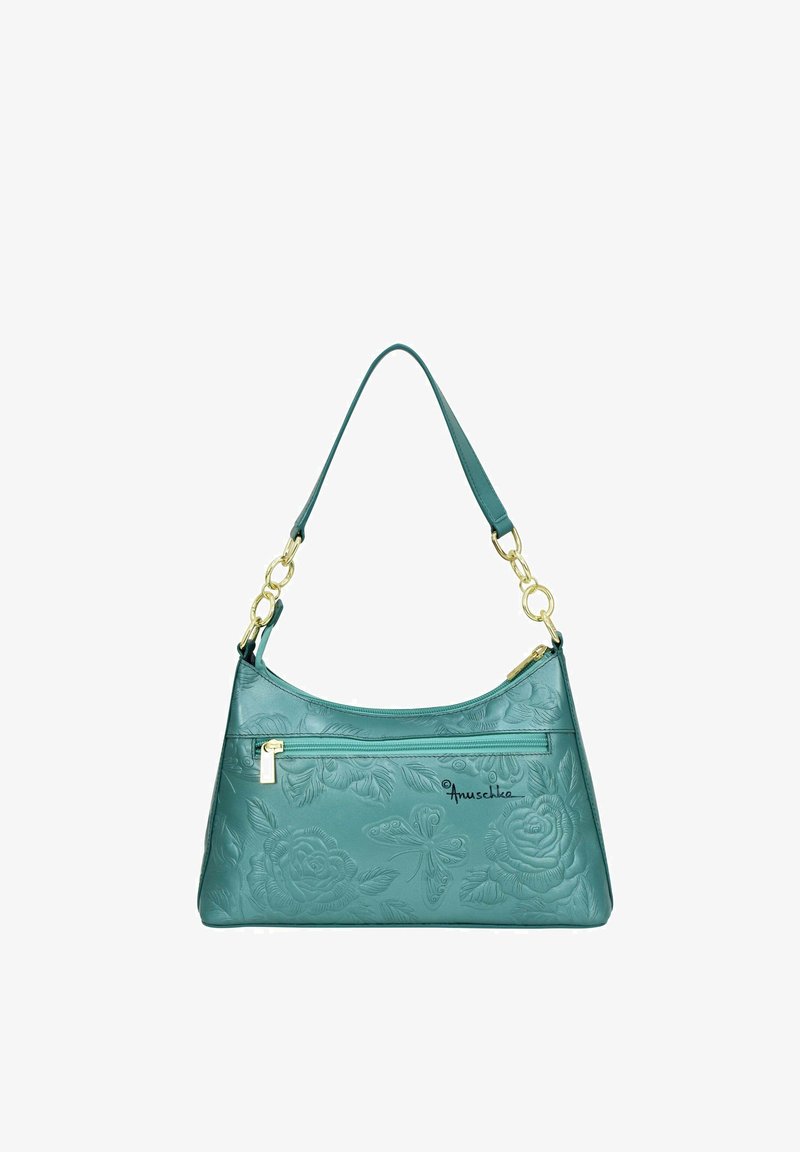 Turquoise handtas van geperforeerd leer, met bloemmotieven. Het heeft een gebogen vorm, een bovenste ritsafsluiting en een leren schouderband met goudkleurige kettingaccenten.