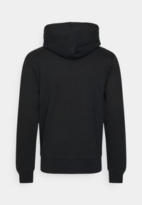 Sweat à capuche noir avec une texture lisse, des poignets et un ourlet côtelés. Comprend une capuche spacieuse et aucun logo ou motif visible.