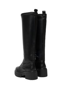 Černé kozačky po kolena vyrobené z hladké kůže, s tlustou, vroubkovanou podrážkou a poutky nahoře pro snadné obouvání.