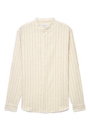 Beiges langärmliges Hemd mit dünnen vertikalen schwarzen Streifen und Stehkragen, flach auf einem weißen Hintergrund ausgelegt.