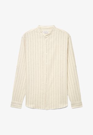 Beiges langärmliges Hemd mit dünnen vertikalen schwarzen Streifen und Stehkragen, flach auf einem weißen Hintergrund ausgelegt.