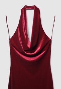 Burgunderfarbenes Satin-Kleid mit drapiertem Cowl-Ausschnitt, dünnen Trägern und glatter Textur. Der Stoff hat ein glänzendes, reflektierendes Finish.