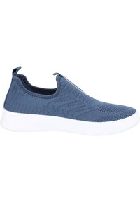 Scarpa slip-on blu in maglia con suola in gomma bianca. Presenta una parte superiore testurizzata e una linguetta sul tallone per indossarla facilmente.