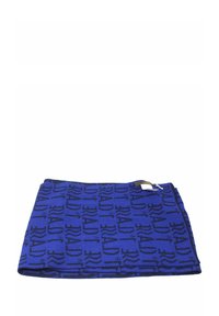 Sciarpa blu lavorata a maglia con un motivo di testo ripetuto in blu scuro. Presenta un bordo nero e un piccolo etichetta su un lato. Forma rettangolare.